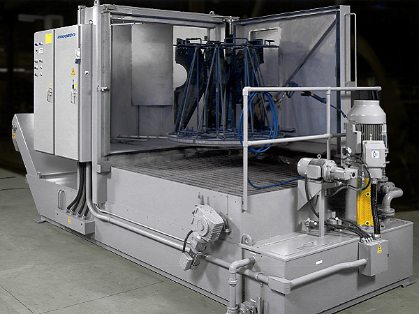 PROCECO's TYPHOON®-HD heavy-duty turntable cleans railway traction motor gearcases with the help of high-pressure, heated spray jets of aqueous solution.
