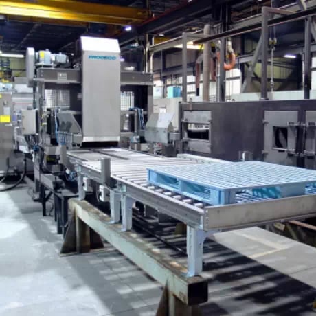 Dunnage, trays and pallets washer for the transportation of industrial parts
