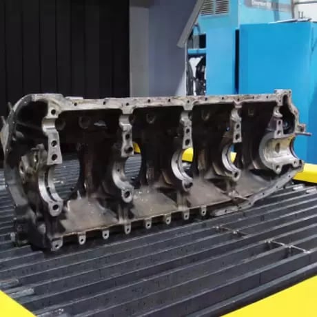 Lavage de pièces de moteur diesel par un convoyeur de pièces à bande