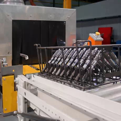Laveuses à solution aqueuse et à convoyeur pour les applications de nettoyage de pièces industrielles et de traitement de surface