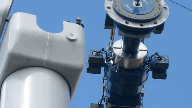 Removing-wind-turbine-components-for-maintenance