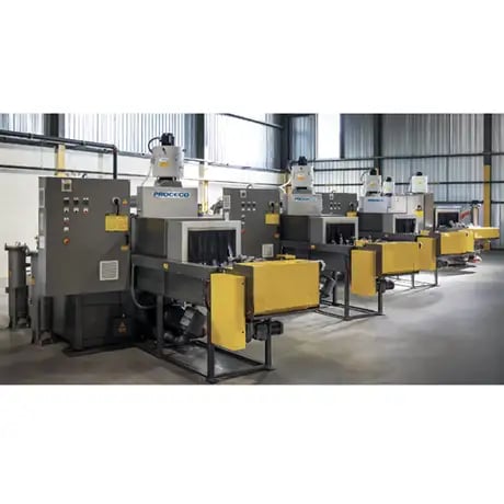 Laveuse de pièces à bande transporteuse industrielle durable et efficace pour le nettoyage des pièces métalliques.
