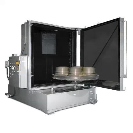 Le cabinet de lavage TYPHOON®-HD configuré pour les roues d'avion nettoie les moyeux de roue et les freins de roues d'avion