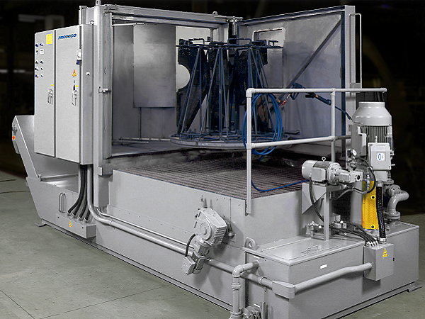 Heavy-duty-cabinet-washer-configured-for-rail-gearcases